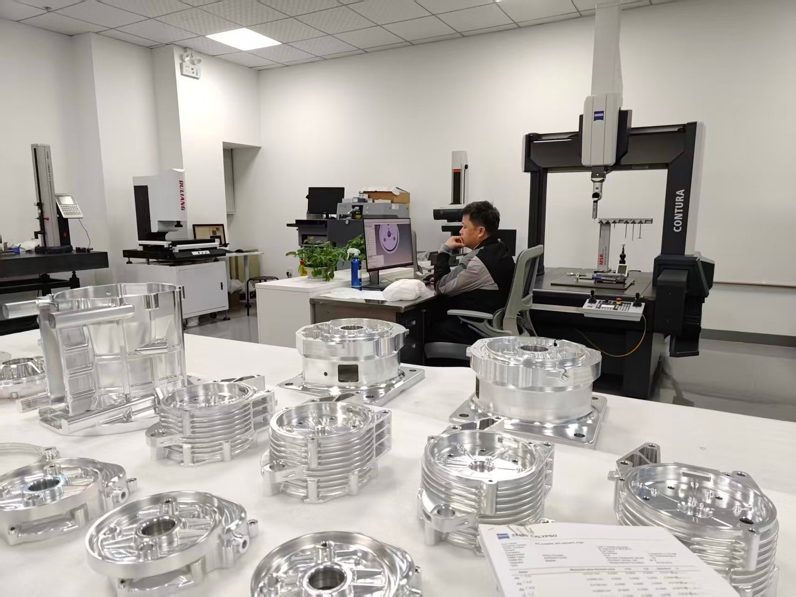6CNC inspection laboratory with measuring equipment and machined components