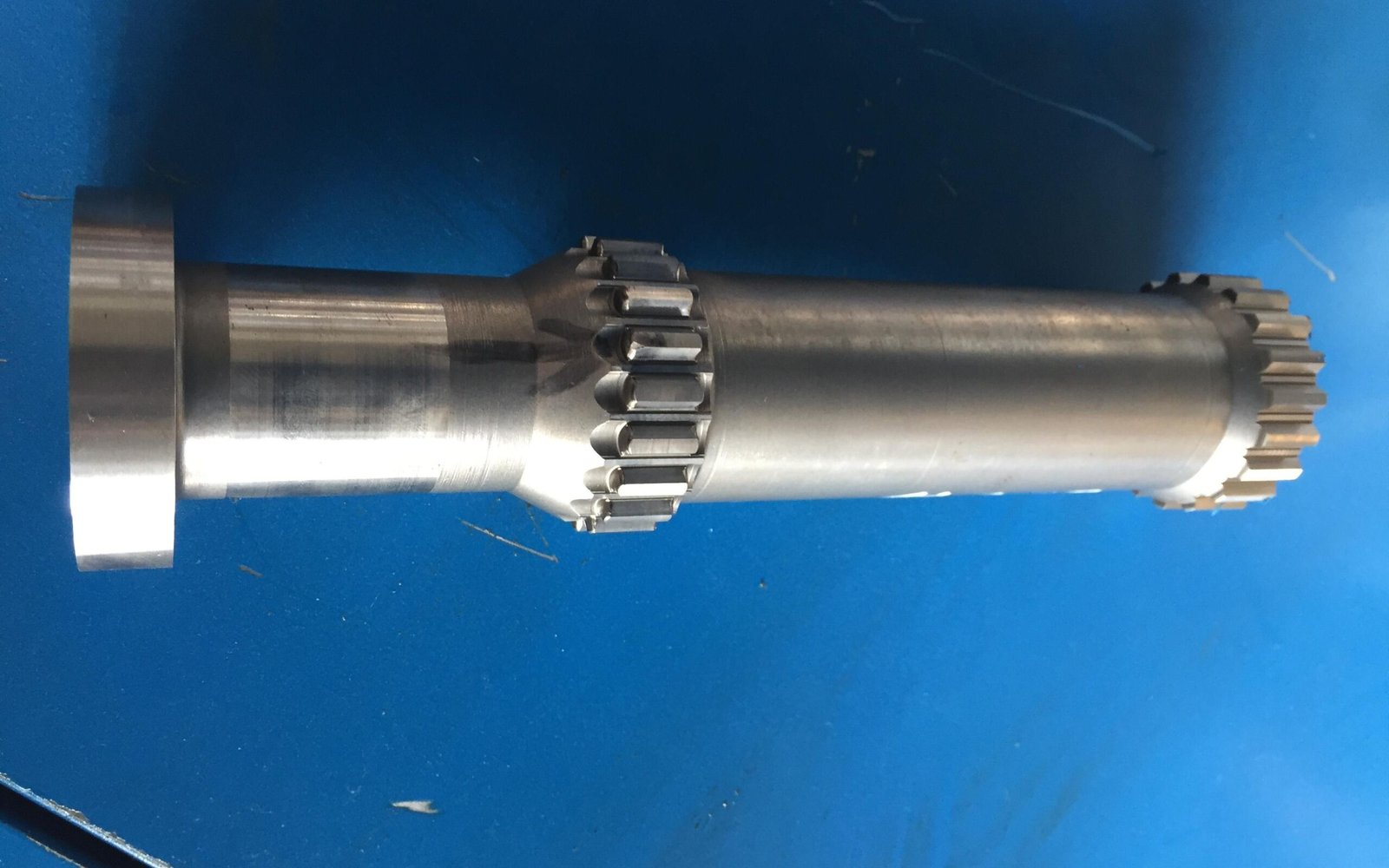 Complete stepped shaft with two external splined sections