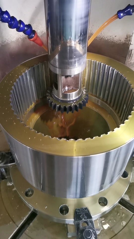 Internal tooth machining with cutter and coolant